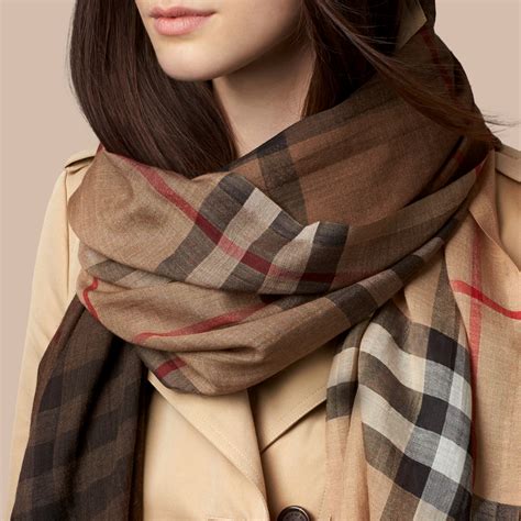 burberry silk scarf with round box